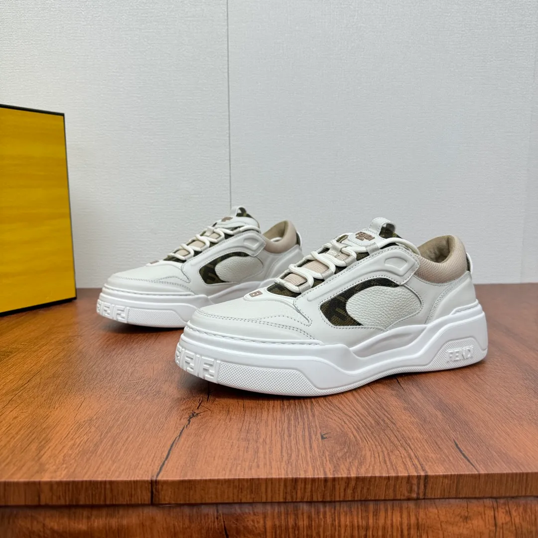 Batch 780 FENDI/FENDI Force men's sports shoes, new thick-soled lightweight lace-up low-top shoes at the counter, made of white full-grain leather and white and brown smooth leather, with padded elements. Brown FF jacquard and yellow technical fabric details. Lightweight, thick white sole with FF graphic details on the toe and heel. Main body of pebbled soft cowhide with Nappa calfskin. Contrasting color multiple composite splicing, extremely modern and youthful, webbing style lace-up hole design, multiple injection molded brand logo plastic modules on the toe, and embroidered FF logo on the side, heavy craftsmanship, full of details, super high quality control and fine workmanship! Full mesh breathable lining, ultra-light TPR foam rubber; molded outsole, lightweight and versatile, non-slip and wear-resistant! Comes with full packaging! Size: 39-40-41-42-43-44 Leather shoe size (can be customized, 38.45 cannot be returned or exchanged) Item number: 7E1728 white brown